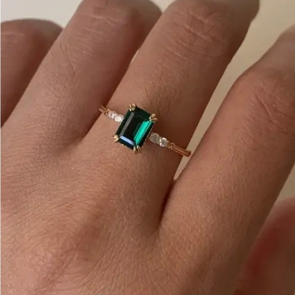 Glamorous Classic Green Rhinestone Ring - Timeless Design Sz 7,8,9,10 NWT - Picture 4 of 7